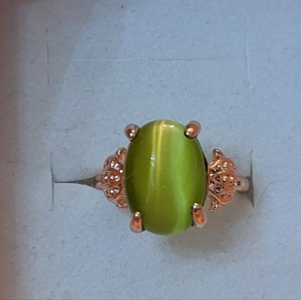 New green colored cat's eye style gold tone ring, T1B8B